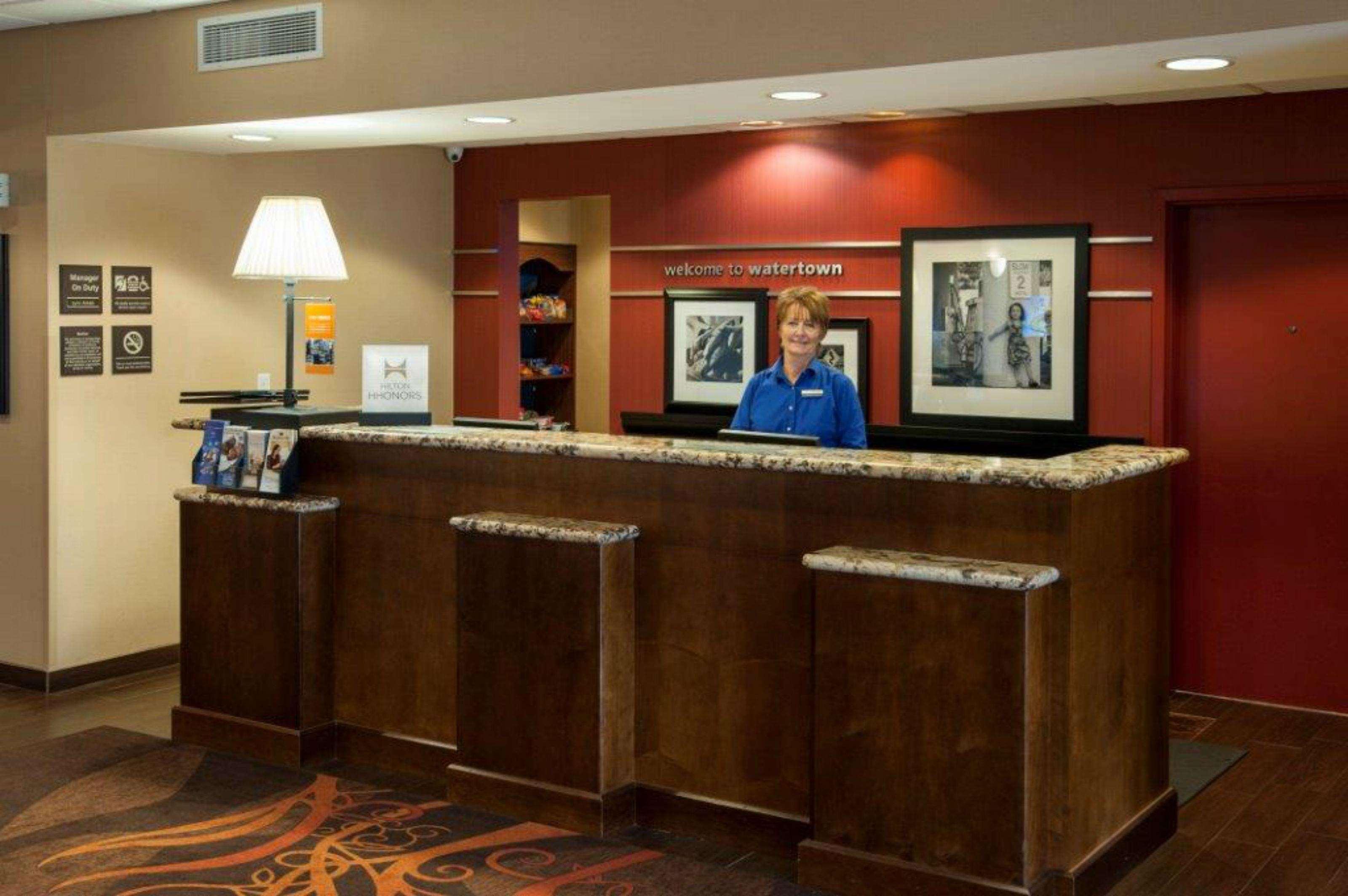 Hampton Inn & Suites Watertown Bagian luar foto