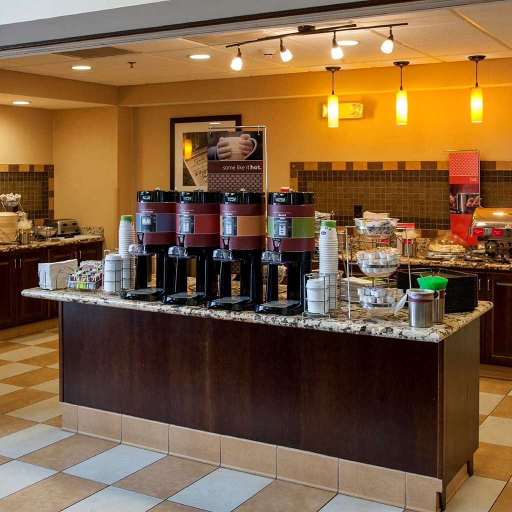 Hampton Inn & Suites Watertown Restoran foto