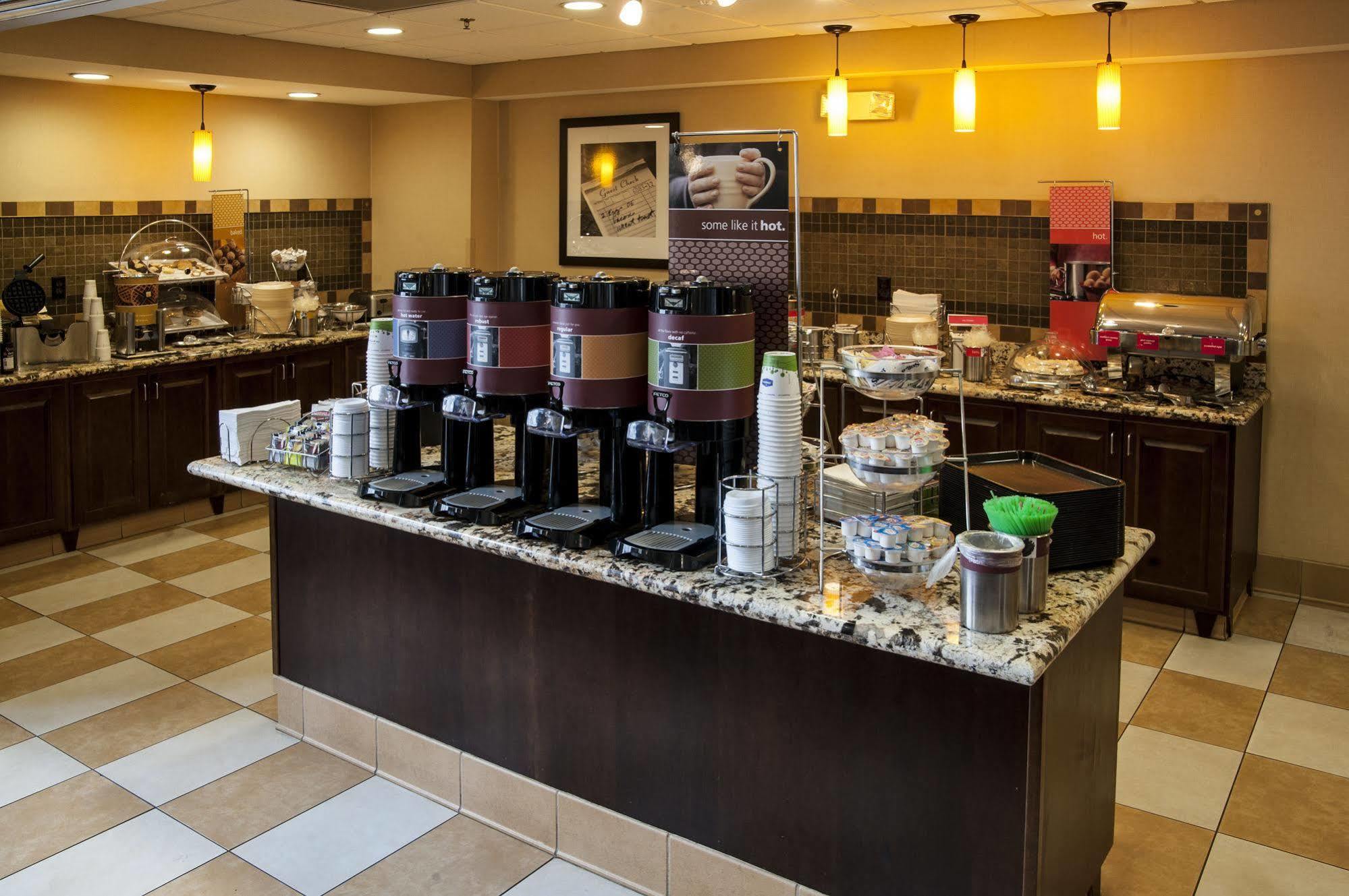 Hampton Inn & Suites Watertown Bagian luar foto